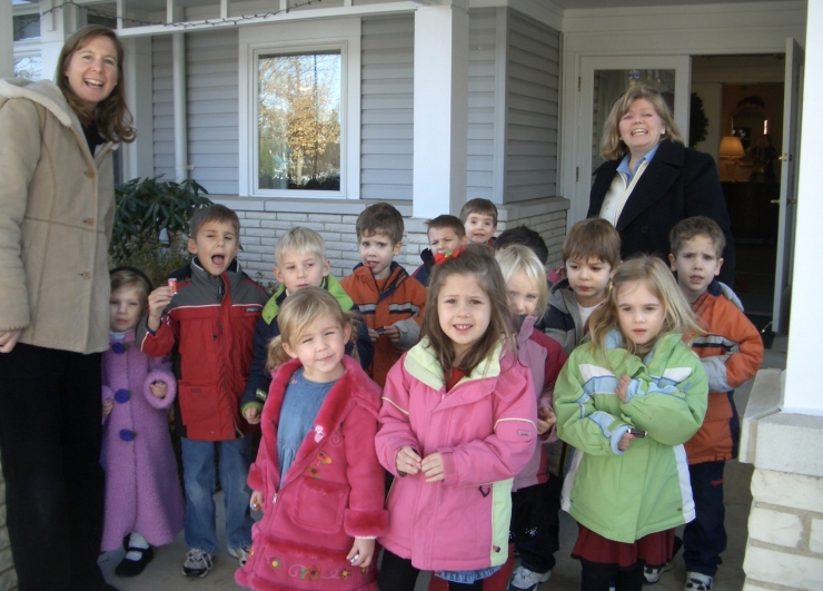 14 preschoolers and two teachers in front of senior citizens' home