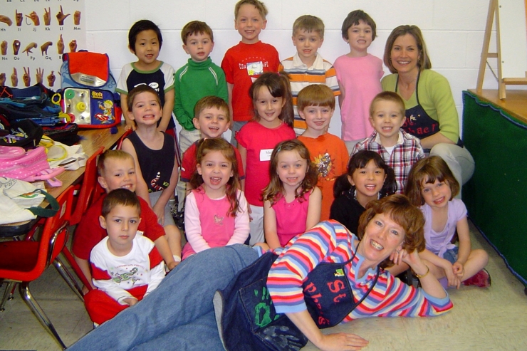 Group of teachers and students in 4-year-olds class